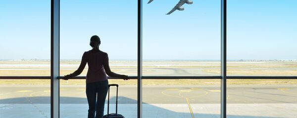 Девушка у окна в аэропорту - Sputnik Литва