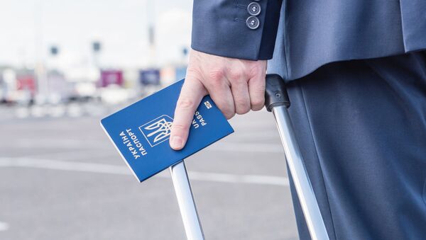 Мужчина с чемоданом и украинским паспортом в аэропорту - Sputnik Lietuva