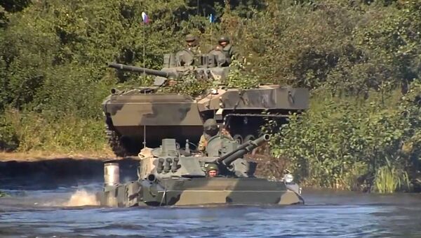 Военные России и Беларуси преодолели реку на бронетанковой технике: Славянское братство - 2020 - Sputnik Литва