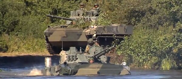 Военные России и Беларуси преодолели реку на бронетанковой технике: Славянское братство - 2020 - Sputnik Литва