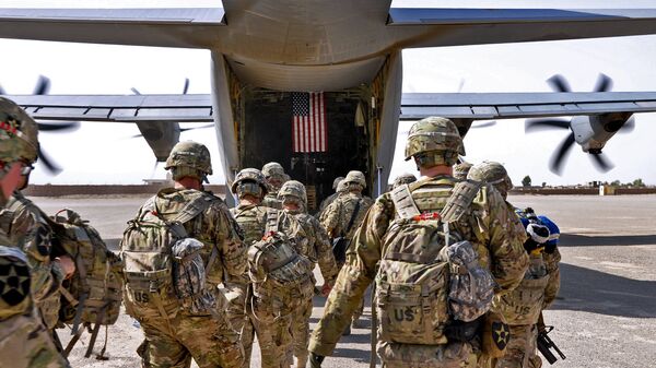Батальон солдат США загружается в военный самолет - Sputnik Lietuva