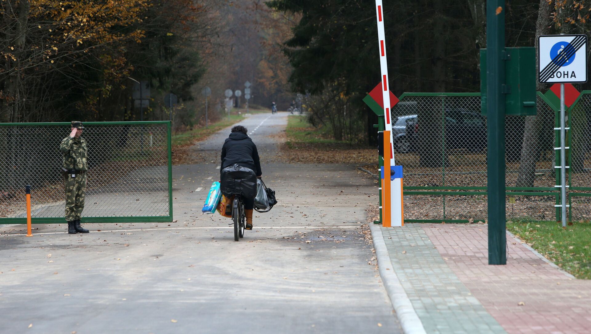 Женщина проезжает на велосипеде через пограничный переход между Белоруссией и Польшей Переров - Sputnik Lietuva, 1920, 02.04.2021