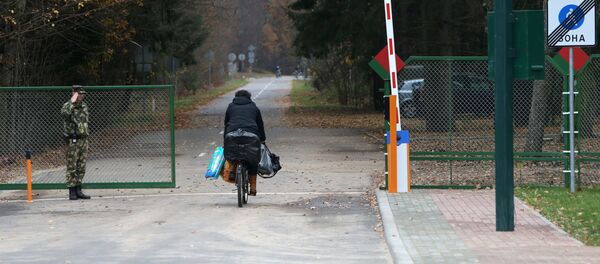 Женщина проезжает на велосипеде через пограничный переход между Белоруссией и Польшей Переров Женщина проезжает на велосипеде через пограничный переход между Белоруссией и Польшей Переров - Sputnik Литва