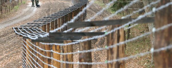 Контрольно-следовая полоса у пограничного перехода между Белоруссией и Польшей Переров Контрольно-следовая полоса у пограничного перехода между Белоруссией и Польшей Переров - Sputnik Литва
