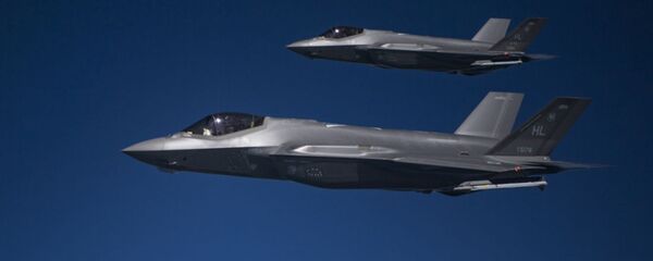 Пара истребителей F-35A Lightning II Пара истребителей F-35A Lightning II - Sputnik Литва