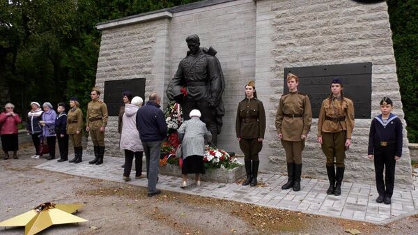 Цветы у ног Бронзового солдата: в Таллинне отметили годовщину освобождения от немецкой оккупации - Sputnik Литва