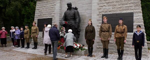 Цветы у ног Бронзового солдата: в Таллинне отметили годовщину освобождения от немецкой оккупации Цветы у ног Бронзового солдата: в Таллинне отметили годовщину освобождения от немецкой оккупации - Sputnik Литва