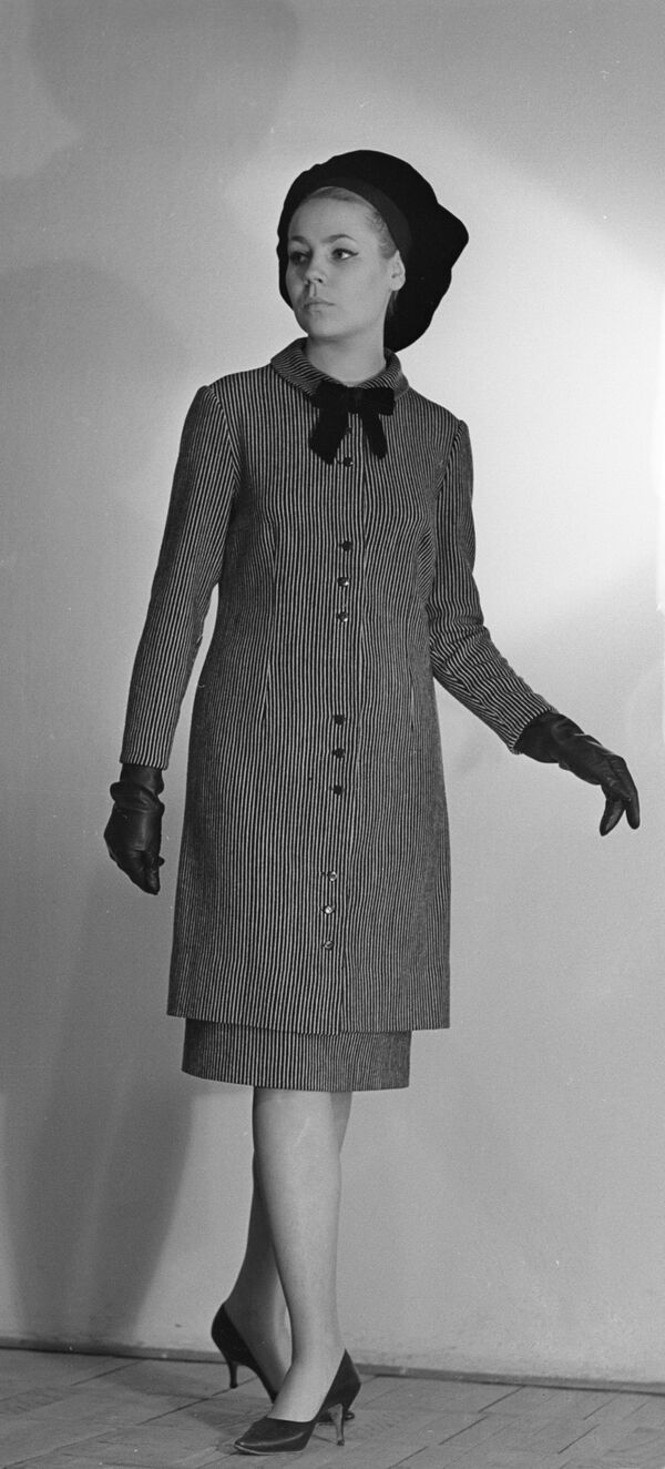 Манекенщица общесоюзного дома моделей в наряде из коллекции осень-зима 1965 года  - Sputnik Lietuva