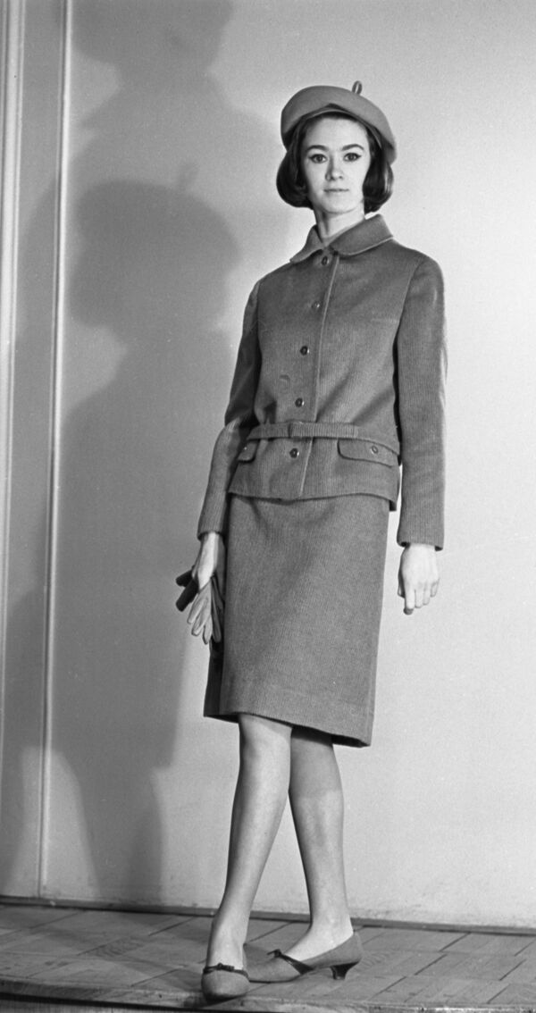 Манекенщица Общесоюзного дома моделей в наряде из коллекции осень-зима 1965 года - Sputnik Lietuva