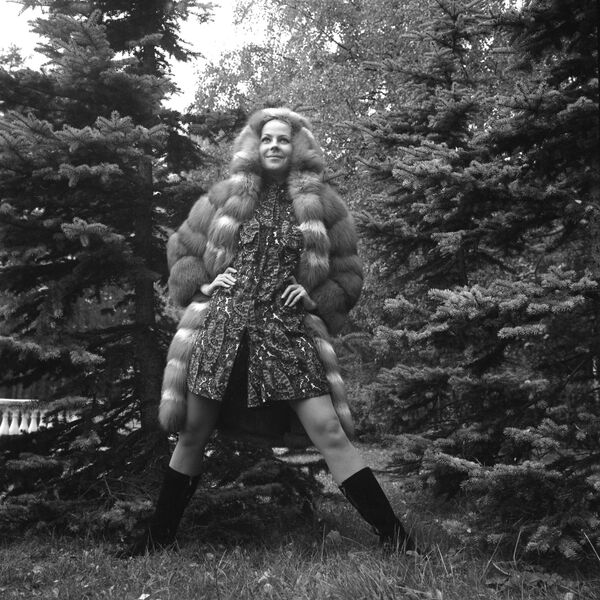 Манекенщица Общесоюзного дома моделей в шубе из рыжей лисы коллекции осень-зима 1965 года - Sputnik Lietuva