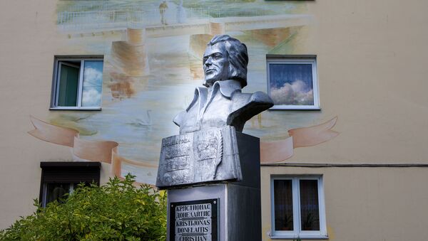 Памятник классику литовской литературы Кристийонасу Донелайтису, стоящий в городе Гусев Калининградской области  - Sputnik Lietuva