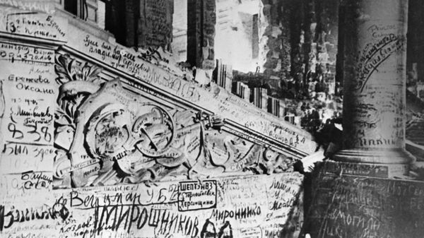 Надписи на стенах и колоннах Рейхстага, сделанные советскими воинами - Sputnik Lietuva