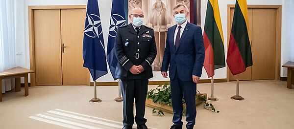 Спикер Сейма Викторас Пранцкетис на встрече с председателем Военного комитета НАТО, маршалом ВВС сэром Стюартом Пичем - Sputnik Литва
