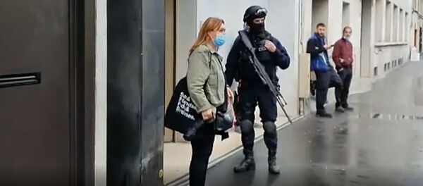 В Париже несколько человек ранили у бывшего здания Charlie Hebdo В Париже несколько человек ранили у бывшего здания Charlie Hebdo - Sputnik Литва