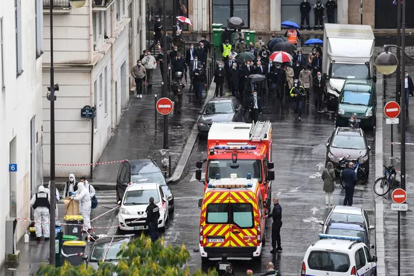 Paskelbtas vaizdo įrašas iš išpuolio prie buvusio Charlie Hebdo pastato vietos Paskelbtas vaizdo įrašas iš išpuolio prie buvusio Charlie Hebdo pastato vietos