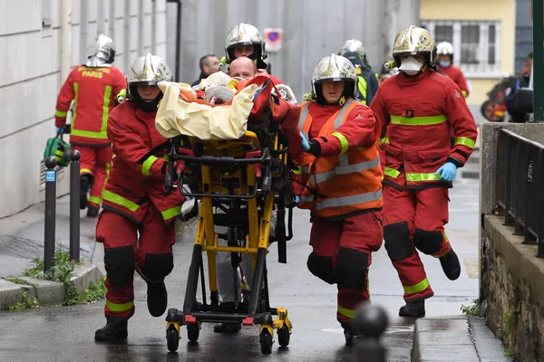 Paskelbtas vaizdo įrašas iš išpuolio prie buvusio Charlie Hebdo pastato vietos Paskelbtas vaizdo įrašas iš išpuolio prie buvusio Charlie Hebdo pastato vietos