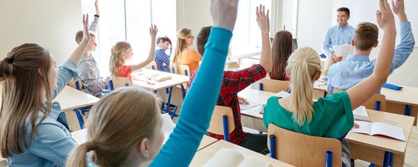 Ученики старшеклассники в классе на уроке - Sputnik Литва