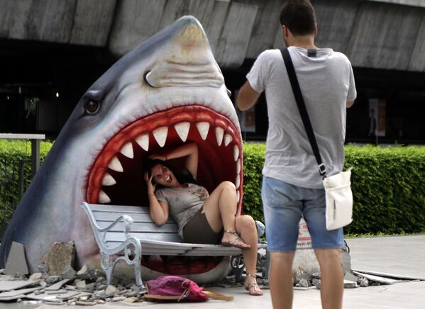Турист фотографируется у макета акулы в Бангкоке  - Sputnik Литва