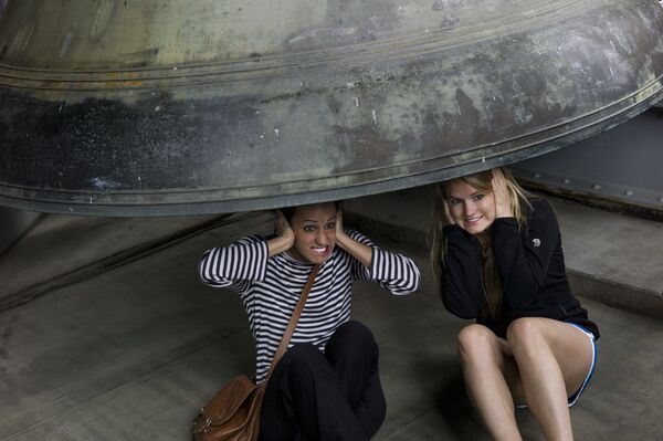 Девушки позируют под колоколом в Вашингтоне  - Sputnik Литва