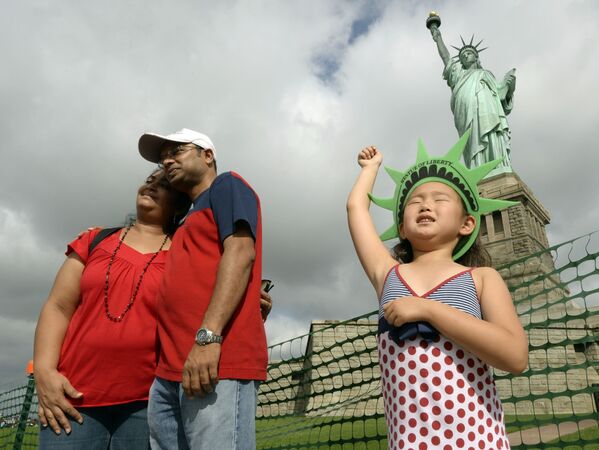 Туристка из Монголии позирует у статуи Свободы в Нью-Йорке  - Sputnik Литва