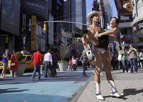 Уличный исполнитель Голый ковбой позирует с туристкой на Таймс-сквер в Нью-Йорке  - Sputnik Литва