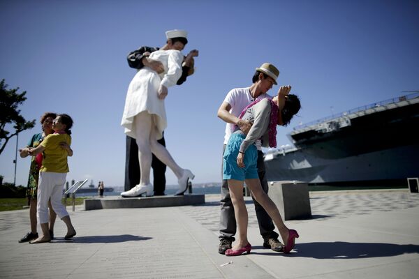 Люди позируют у скульптуры Безусловная капитуляция в Сан-Диего  - Sputnik Литва