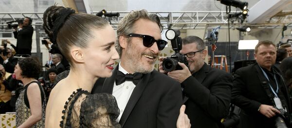 Holivudo aktoriai Joaquinas Phoenixas ir Rooney Mara Holivudo aktoriai Joaquinas Phoenixas ir Rooney Mara - Sputnik Lietuva