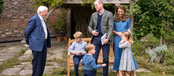 Kembridžo hercogai su televizijos laidų vedėju, gamtininku seru David'u Attenborough Kembridžo hercogai su televizijos laidų vedėju, gamtininku seru David'u Attenborough - Sputnik Lietuva