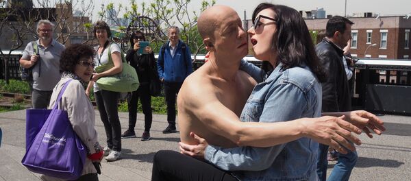 Туристка обнимает статую скульптура Tony Matelli Sleepwalker в Нью-Йорке  - Sputnik Lietuva