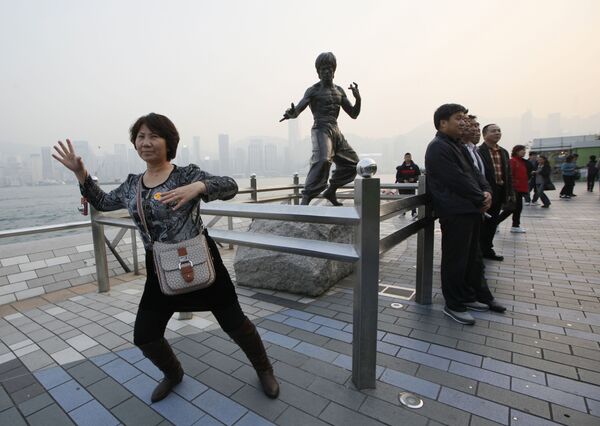 Туристы позируют у бронзовой статуи Брюса Ли в Гонконге  - Sputnik Lietuva