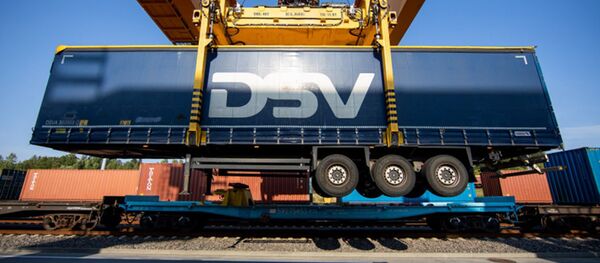 LTG Cargo перевезла первый полуприцеп поездом из Клайпеды в Вильнюс LTG Cargo перевезла первый полуприцеп поездом из Клайпеды в Вильнюс - Sputnik Lietuva