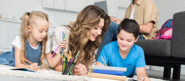 Mama padeda vaikams atlikti namų darbus Mama padeda vaikams atlikti namų darbus - Sputnik Lietuva