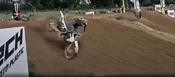 Падение литовского мотокроссмена во время гонки в Италии на видео - Sputnik Литва