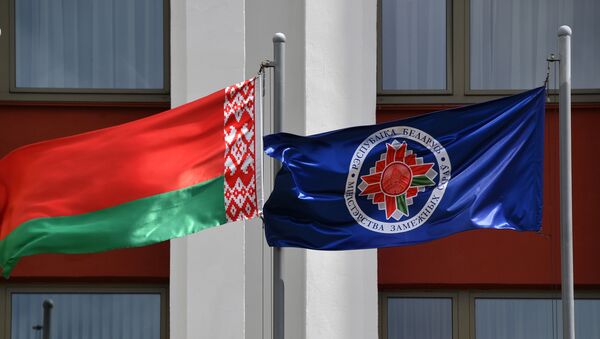 Государственный флаг Белоруссии у здания МИД Белоруссии в Минске - Sputnik Литва
