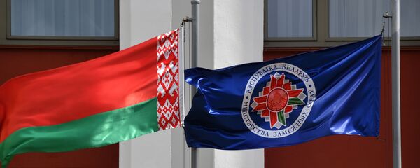 Государственный флаг Белоруссии у здания МИД Белоруссии в Минске Государственный флаг Белоруссии у здания МИД Белоруссии в Минске - Sputnik Lietuva