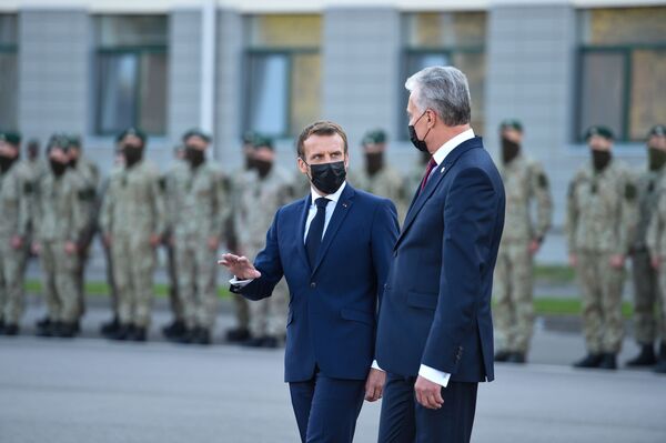 Макрон приехал к военнослужащим на полигон в Литве Макрон приехал к военнослужащим на полигон в Литве - Sputnik Литва