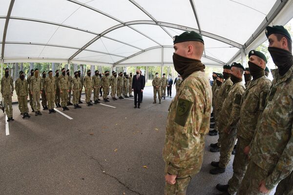 Макрон приехал к военнослужащим на полигон в Литве Макрон приехал к военнослужащим на полигон в Литве - Sputnik Литва