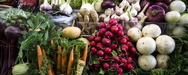 Овощи, выложенные на прилавке в овощном отделе Овощи, выложенные на прилавке в овощном отделе - Sputnik Lietuva