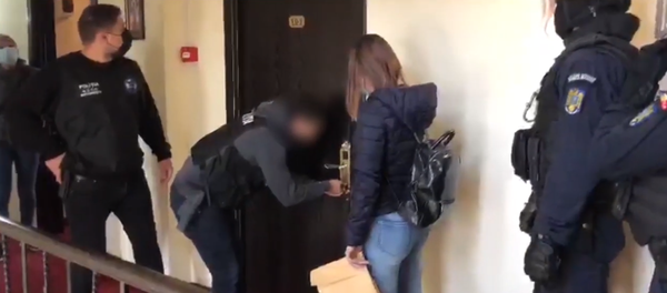 Полиция Литвы показала на видео спецоперацию по задержанию мошенников Полиция Литвы показала на видео спецоперацию по задержанию мошенников - Sputnik Литва