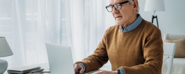 Взрослый мужчина за компьютером - Sputnik Литва