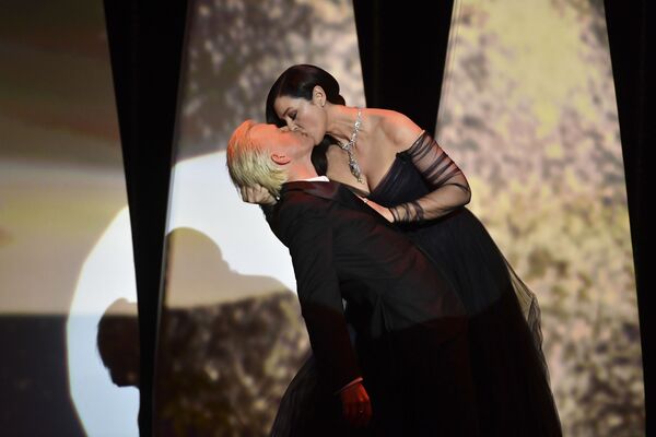 Итальянская актриса Моника Белуччи целует актера Алекса Лютца на церемонии открытия Каннского кинофестиваля - Sputnik Литва