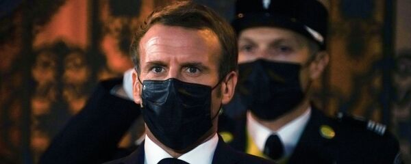 Президент Франции Эмманюэль Макрон на церемонии встречи в Риге Президент Франции Эмманюэль Макрон на церемонии встречи в Риге - Sputnik Литва