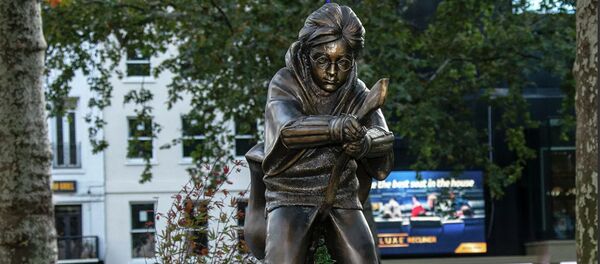 Paminklas Hariui Poteriui Londono centre Paminklas Hariui Poteriui Londono centre - Sputnik Lietuva