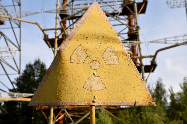 Знак радиации в зоне отчуждения Чернобыльской АЭС - Sputnik Литва