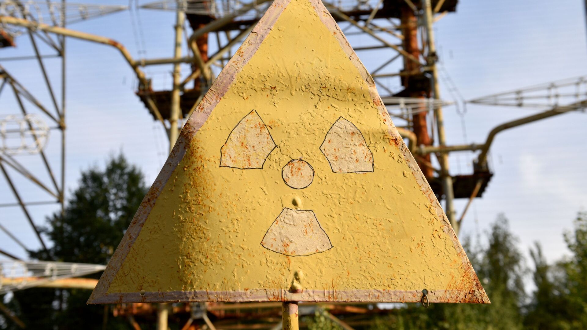 Знак радиации в зоне отчуждения Чернобыльской АЭС - Sputnik Lietuva, 1920, 26.04.2021