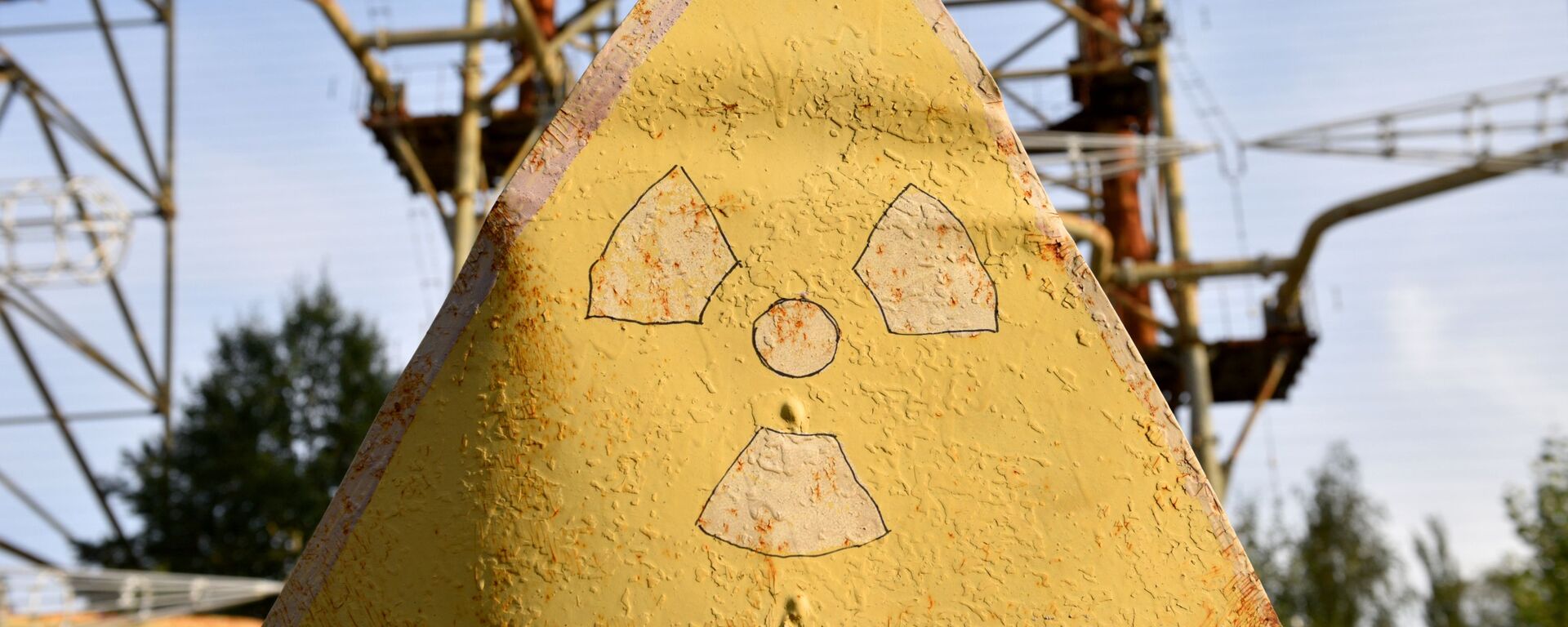 Знак радиации в зоне отчуждения Чернобыльской АЭС - Sputnik Lietuva, 1920, 10.05.2021