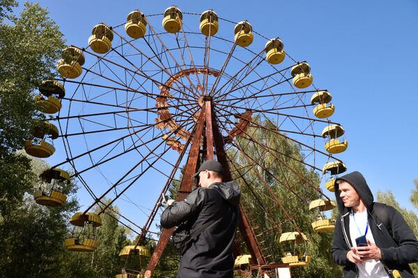 Туристы в зоне отчуждения Чернобыльской АЭС - Sputnik Литва