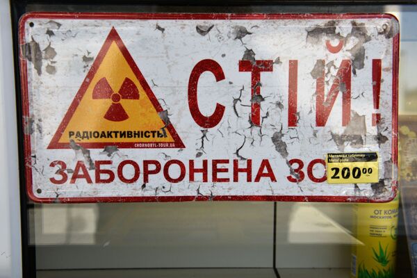 Металлическая табличка в магазине с сувенирами перед КПП Дитятки в зоне отчуждения Чернобыльской АЭС - Sputnik Lietuva