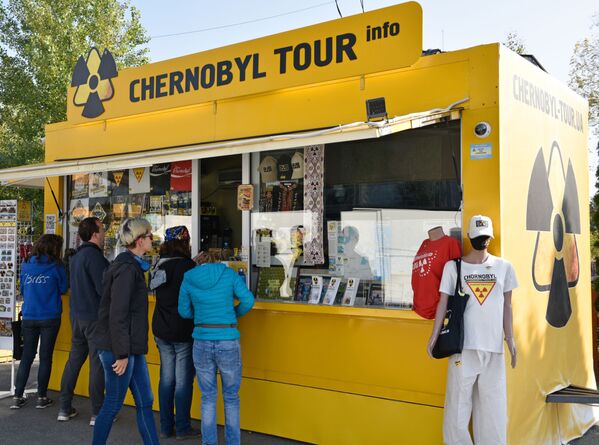 Туристы у магазина с сувенирами перед КПП Дитятки в зоне отчуждения Чернобыльской АЭС - Sputnik Литва