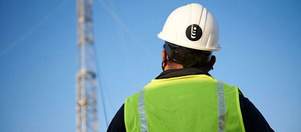 Рабочий стоит перед мобильной антенной Рабочий стоит перед мобильной антенной - Sputnik Lietuva